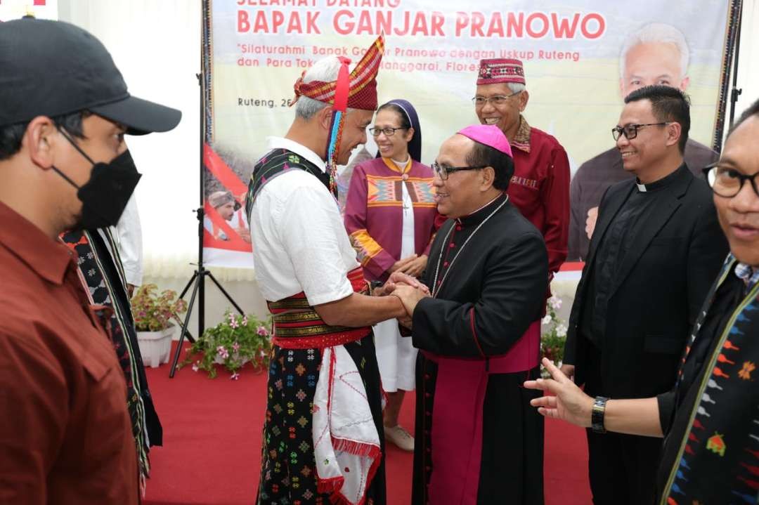 Ganjar Pranowo bersilaturahmi dengan Uskup Mgr Siprianus Hormat, dari Keuskupan Ruteng, Kabupaten Manggarai, NTT pada Jumat 26 Januari 2024. (Foto: istimewa)