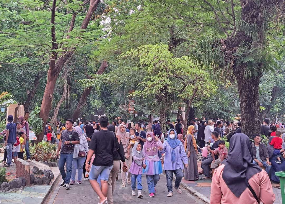 Kunjungan wisata di Kebun Binatang Surabaya (KBS) saat musim liburan. (Foto: Pita Sari/Ngopibareng.id)