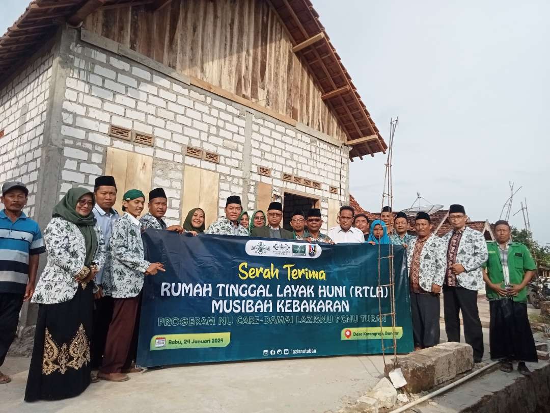 Lazisnu PCNU Tuban menyerahkan bantuan RTLH kepada korban kebakaran di Desa Karangrejo, Kecamatan Bancar, Kabupaten Tuban (dok. Lazisnu Tuban)