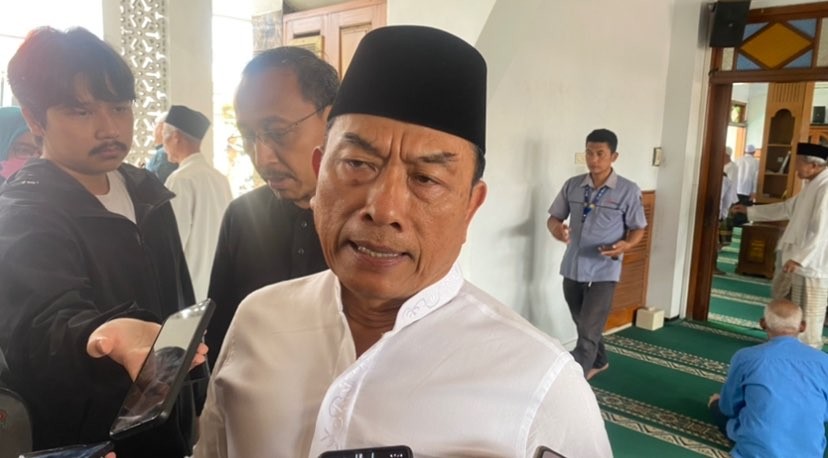 Kepala Kantor Staf Presiden (KSP), Moeldoko usai menunaikan Shalat Jumat di salah satu masjid di Kecamatan Singosari, Kabupaten Malang (Foto: Lalu Theo/Ngopibareng.id)