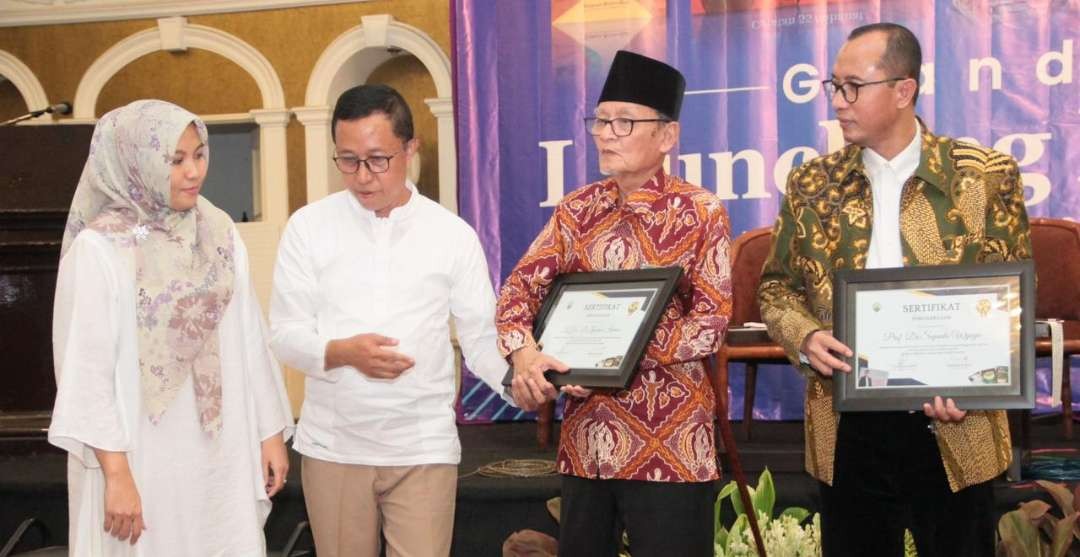 Perhelatan jejak khusus 60 Tahun Yusron Aminulloh di Hotel Garden Palace, Surabaya, Kamis 25 Januari 2024. (Foto:tim yusron for ngopibareng.id)