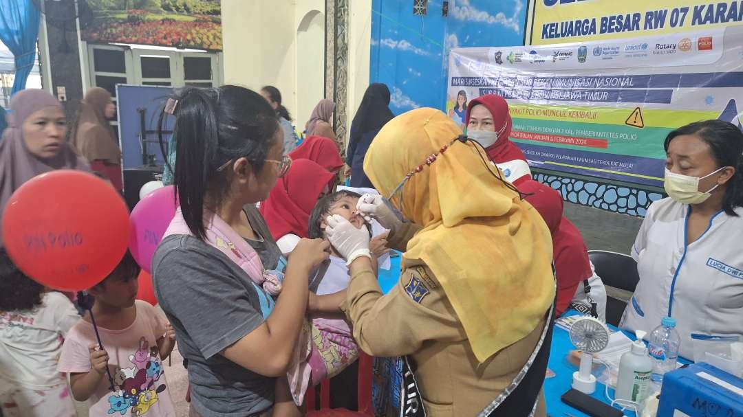 Imunisasi Polio yang dilakukan terhadap anak usia 0-7 tahun bertempat di Balai RW VII, Kelurahan Mojo, Surabaya pada 15 Januari 2024 lalu. (Foto: Julianus Palermo/Ngopibareng.id)