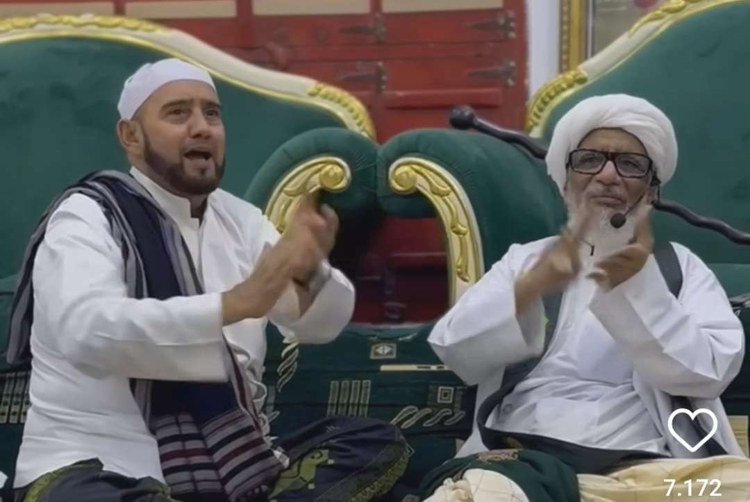 Habib Syech bin Abdul Qodir Assegaf bersama seorang ulama Yaman, menggelorakan Shalawat Nabi. (Foto:adi/ngopibareng.id)
