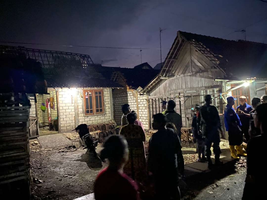 Petugas melakukan pendataan terhadap rumah warga yang rusak akibat diterjang angin puting beliung. (Foto: Dokumentasi Polsek Soko)