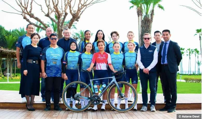 Tim Astana Dewi yang merupakan kerjasama dengan tim Astana Qazakhstan dengan Dewi Cycling Team. Raja Sapta Oktohari sebagai co founder (berdiri depan dua dari kiri) bersama Dara (tiga dari kiri) dan Delia (tengah jersey merah putih). (Foto: Istimewa)