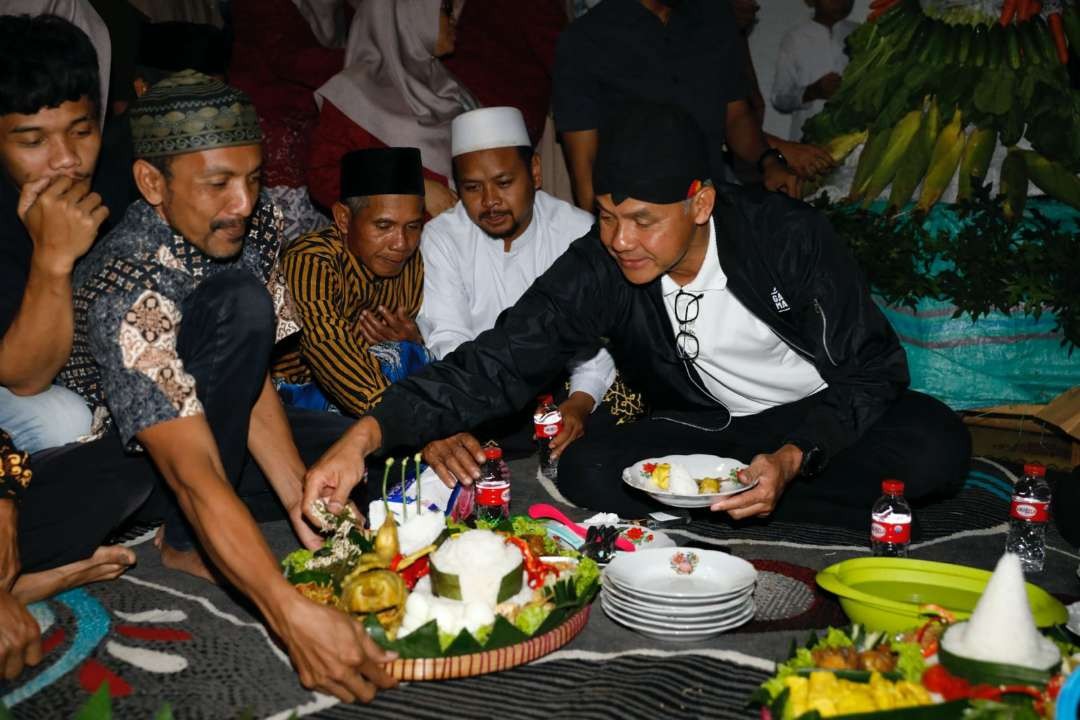 Ganjar Pranowo, capres nomor urut 3, makan bareng warga nasi berkaitan. (Foto: Istimewa)