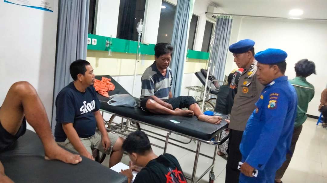 Korban kapal nelayan Lamongan yang selamat sedang diperiksa kesehatannya di Rumah Sakit Suyudi, Paciran, Lamongan. (Foto: Istimewa)