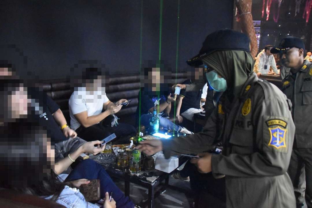 Razia yang dilakukan Satpol PP Kota Surabaya di RHU, 5 orang pengunjung kedapatan positif narkoba. (Foto: Dok Satpol PP)