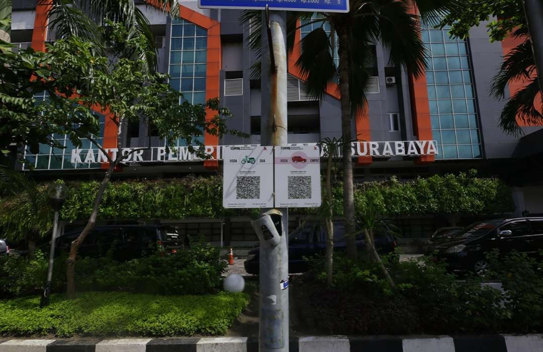 QRIS yang ada di area parkir Balai Kota Surabaya. (Foto: Pita Sari/Ngopibareng.id)
