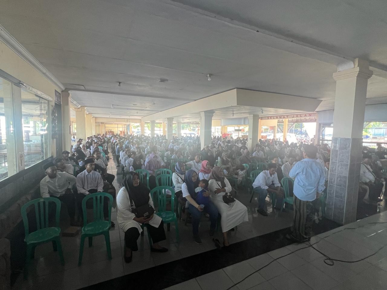 Ribuan santri relawan Gus Ipul se Situbondo mengikuti deklarasi Gerakkan Santri Nderek Kiai mendukung Prabowo-Gibran Sabtu, 27 Januari 2024. (Foto: Istimewa)