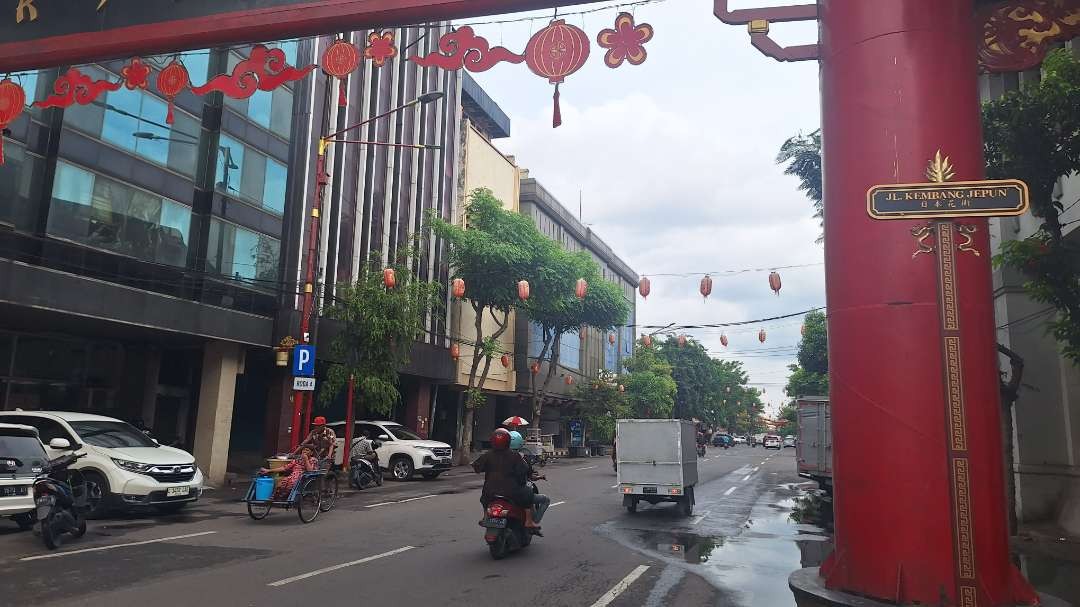 Kawasan Jalan Kembang Jepun, Surabaya, yang dipenuhi dengan ornamen khas Negeri Tirai Bambu. (Foto: Julianus Palermo/Ngopibareng.id)