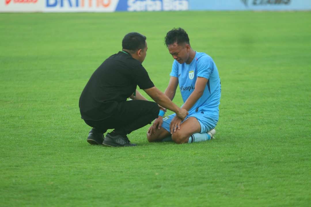 Manajer Persela Lamongan, Fariz Julinar Maurisal sedang menyemangati pemain yang bersedih karena kalah. (Foto: Istimewa)