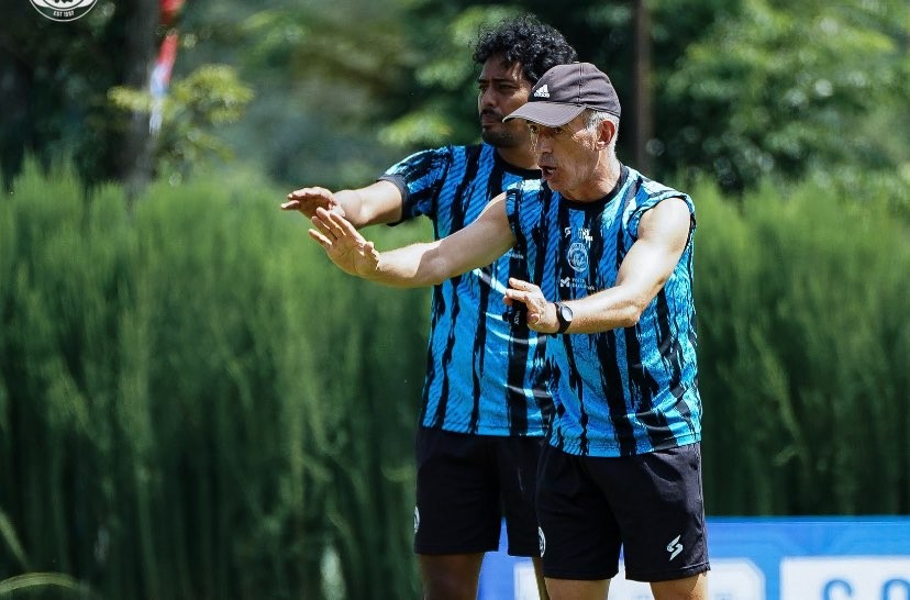 Pelatih kepala Arema FC, Fernando Valente saat memimpin sesi latihan tim. (Foto: X @Aremafcofficial)