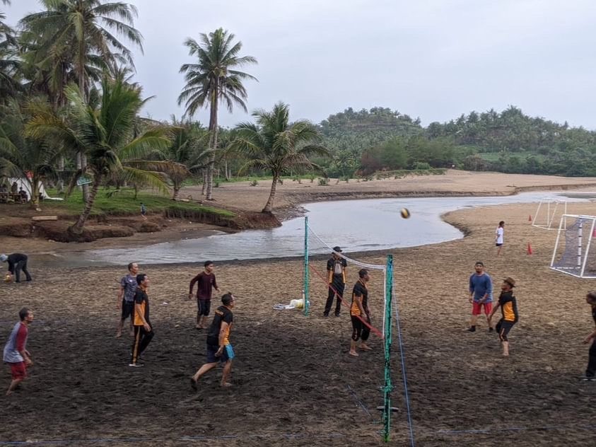 Sejumlah wisatawan menikmati olahraga voli di Pantai Wonogoro, Kecamatan Gedangan, Kabupaten Malang (Foto: Lalu Theo/Ngopibareng.id)
