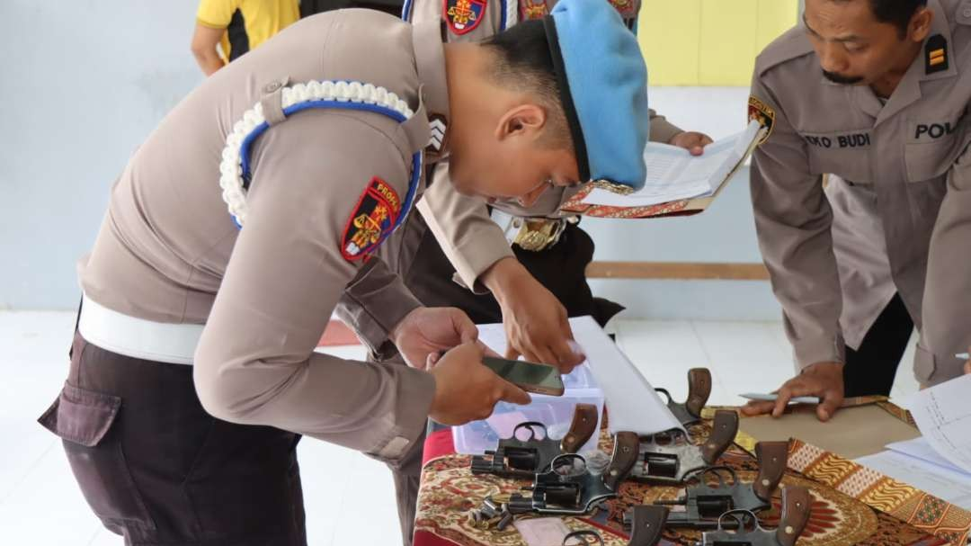Pemeriksaan senjata api oleh Seksi Profesi dan Pengamanan Polres Bojonegoro terhadap anggota pemegang senjata api, pada Sabtu 27 Januari 2024. (Foto: Dokumentaso Polres Bojonegoro)