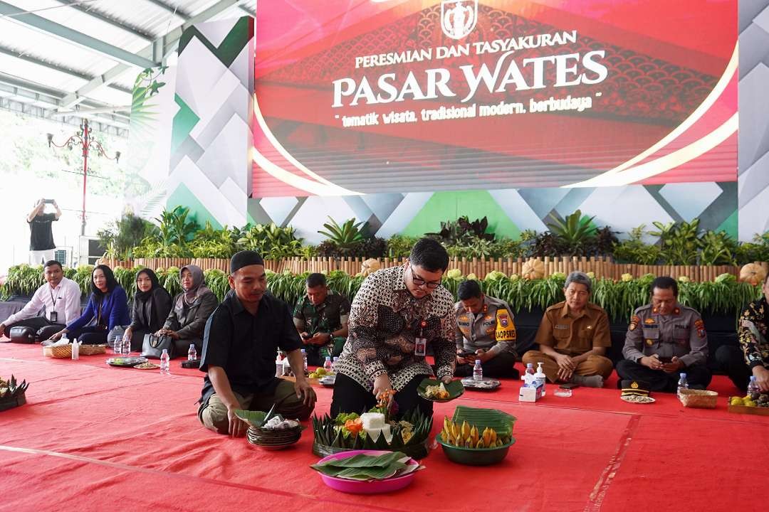 Bupati Kediri Hanindhito Himawan meresmikan Pasar Wates di Kabupaten Kediri, Senin, 29 Januari 2024. (Foto: Fendi Lesmana/Ngopibareng.id)