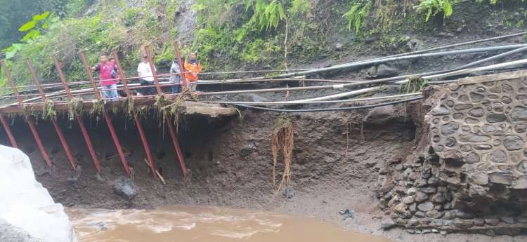 Jalan setapak menuju Air Terjun Madakaripura, Desa Negororejo, Kecamatan Lumbang, Kabupaten Probolinggo longsor. (Foto: tangkapan layar video amatir)