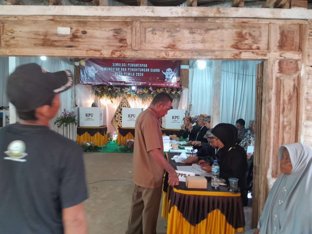 Simulasi pemungutan suara di TPS 07 Desa Jepangrejo Kecamatan Banjarejo Kabupaten Blora. (Foto: Ahmad Sampurno/ngopibareng.id)
