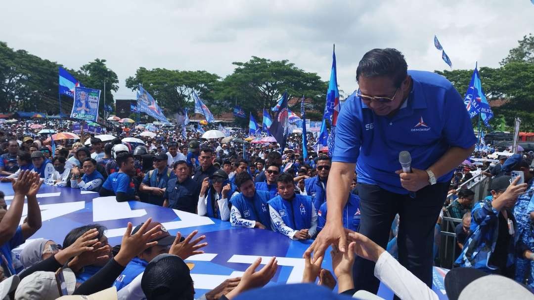 Ketua Majelis Tinggi Partai Demokrat Susilo Bambang Yudhoyono menyapa pendukungnya dalam kampanya akbar di Banyuwangi (Foto: Muh Hujaini/Ngopibareng.id)