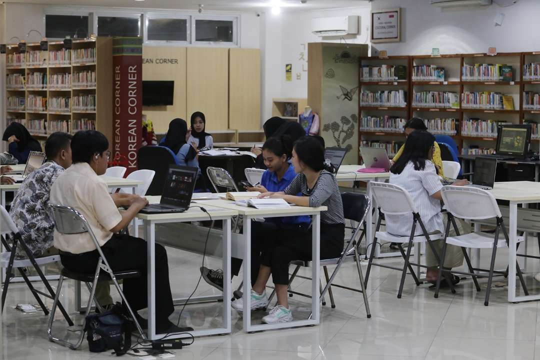 Suasana Perpustakaan Umum Kota Surabaya di Balai Pemuda. Angka literasi masyarakat Surabaya adalah yang tertinggi se-Jatim. (Foto: Humas Pemerintah Kota Surabaya)