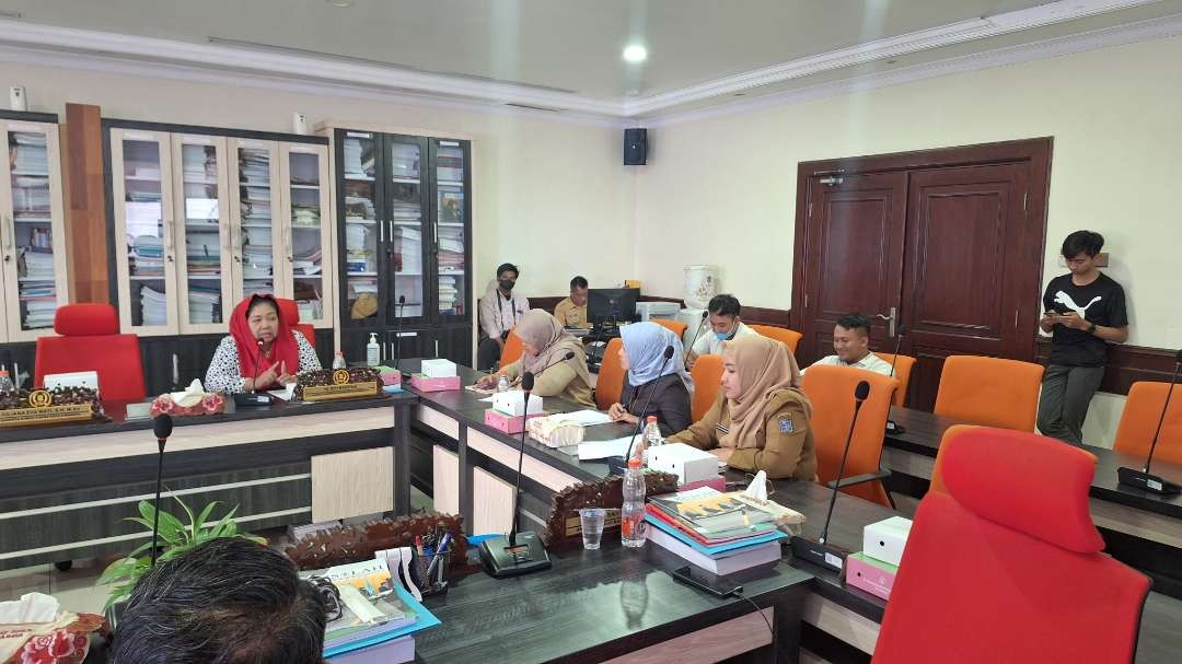 Suasana rapat dengar pendapat Komisi D DPRD Kota Surabaya bersama DP3APPKB Kota Surabaya terkait kasus kekerasan yang terjadi terhadap anak, pada Selasa 30 Januari 2024. (Foto: Julianus Palermo/Ngopibareng.id)