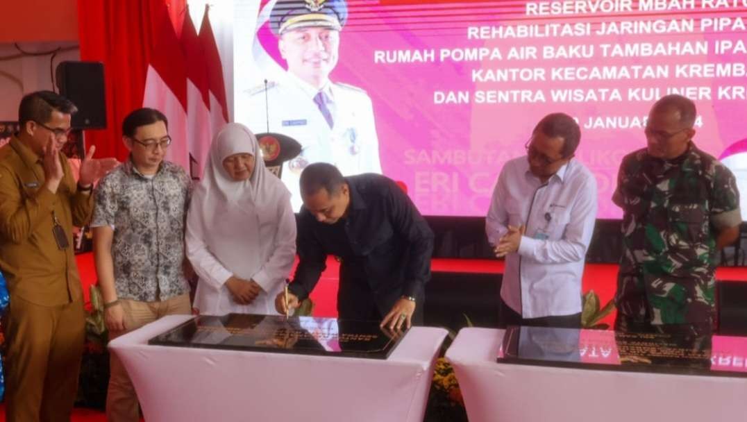 Walikota Surabaya, Eri Cahyadi resmikan rumah pompa mbah Ratu untuk tambah tekanan air. (Foto: Pita Sari/Ngopibareng.id)