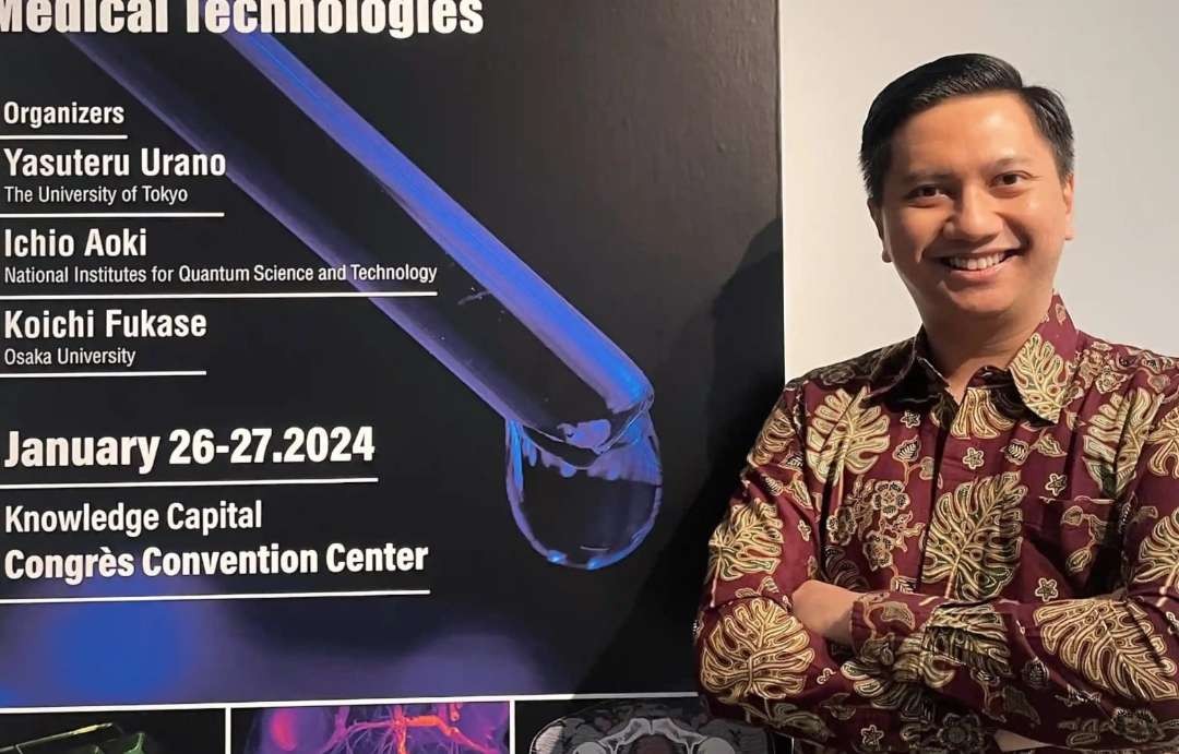 Peneliti Universitas Airlangga (UNAIR),Dr Arif Nur Muhammad Ansori MSi sedang mengembangkan inovasi pengobatan serviks dengan daun Srikaya. (Foto: dok Unair)