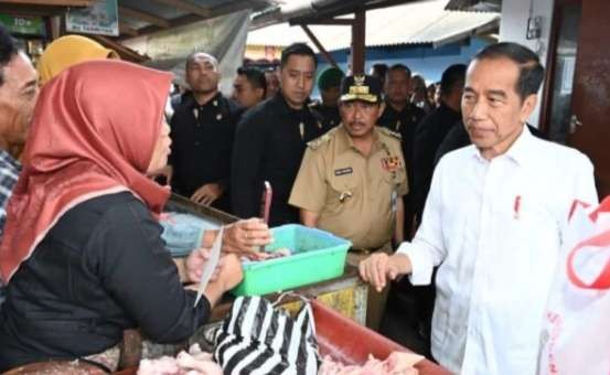 Blusukan ke pasar salah satu kebiasaan Presiden Jokowi untuk mendengarkan suara masyarakat. (Foto: Setpres)
