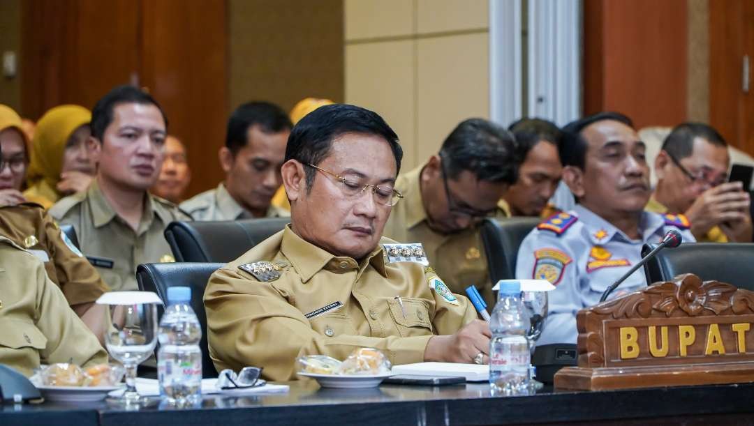 Bupati Lamongan, Yuhronur Efendi saat mengikuti zoom koordinasi pencegahan dan pemberantasan korupsi di Jawa Timur Korwil II di ruang Command Center Pemkab Lamongan. (Foto: Istimewa)