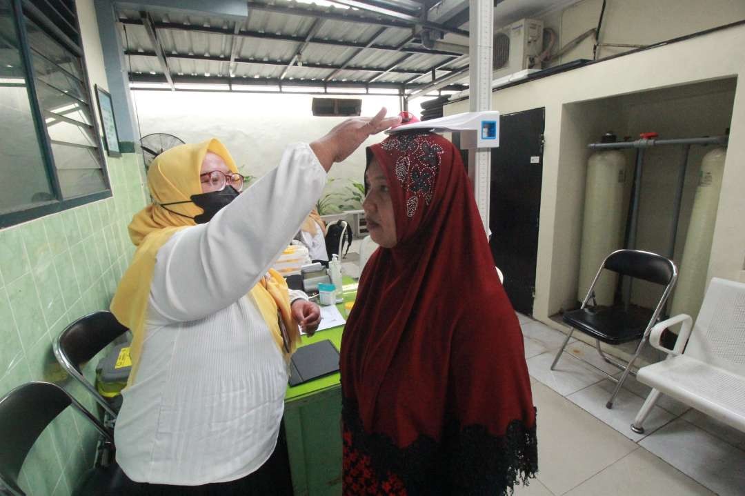 Pemeriksaan kesehatan gratis yang digelar Pemkot Surabaya untuk warga. (Foto: Humas Pemkot Surabaya)