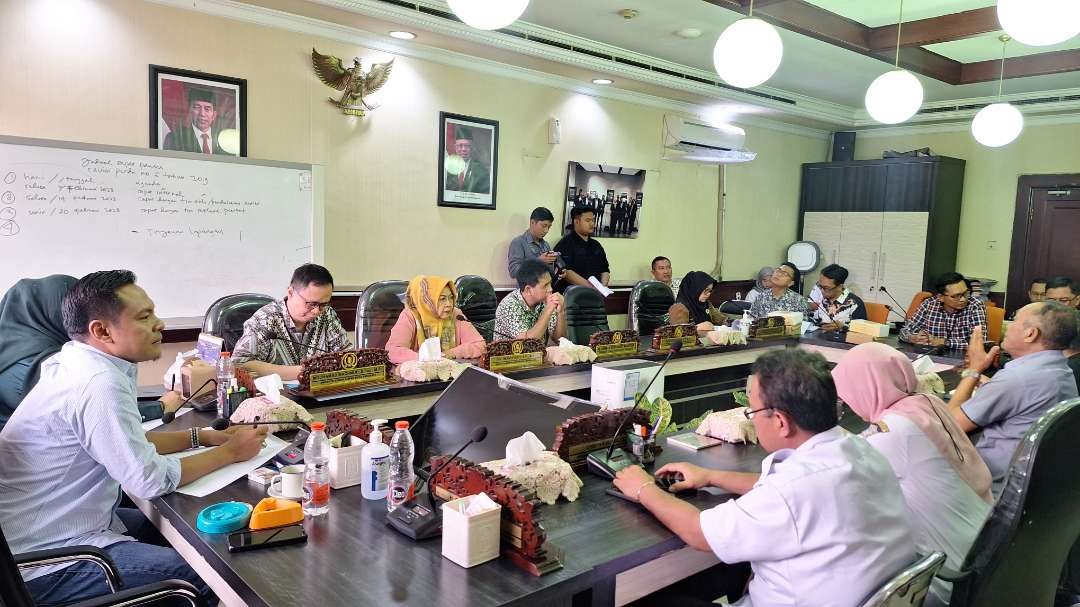 Suasana rapat dengar pendapat di ruang kerja Komisi A DPRD Kota Surabaya, terkait permasalahan warga yang belum menerima SHM. (Foto: Julianus Palermo/Ngopibareng.id)