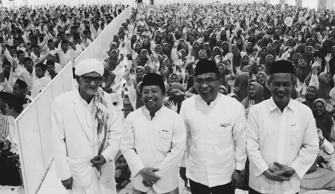 Rais Aam PBNU KH Miftachul Akhyar bersama Ketua Umum PBNU KH Yahya Cholil Staquf dan warga Nahdliyin di UNU Yogyakarta. (Foto:adi/ngopibareng.id)