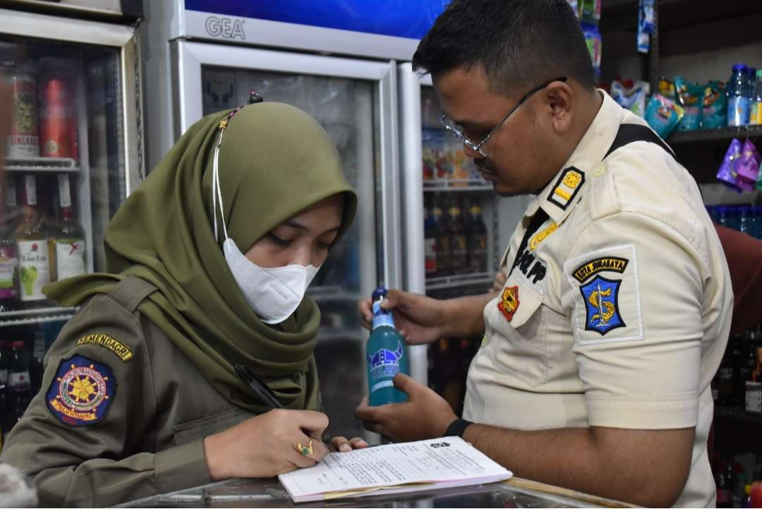 Petugas Satpol PP Kota Surabaya saat merazia sebuah toko kelontong yang kedapatan menjual miras, di Jalan Jarak, Sawahan, Surabaya. (Foto: Humas Pemkot Surabaya)