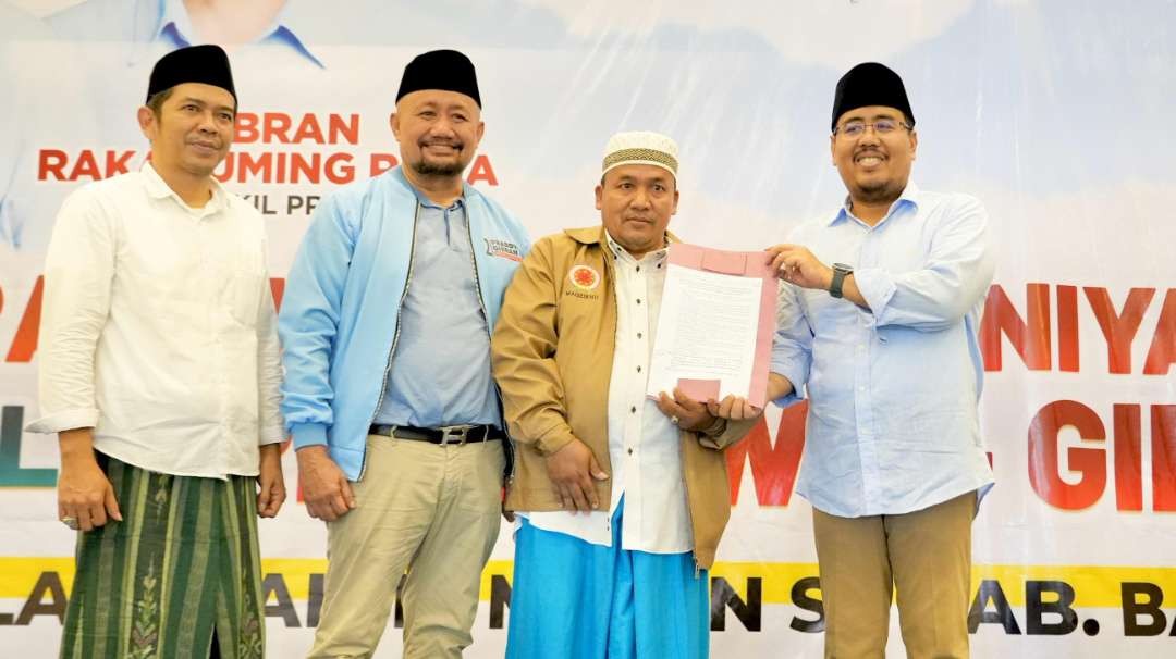 Ketua DPD Gerindra Jatim, Anwar Sadad (kanan) menerima dukungan ribuan guru madin se-Banyuwangi. (Foto: Istimewa)