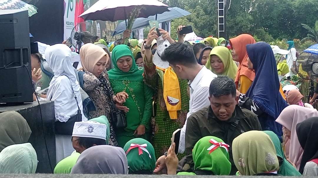Gubernur Jatim Khofifah Indar Parawansa saat disambut foto bersama dengan kader Muslimat saat Harlah NU dan Muslimat di Jember (Foto: Rusdi/Ngopibareng.id)