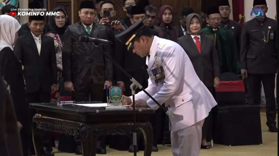 Gubernur Khofifah Indar Parawansa melantik Pj Walikota Probolinggo dan Pj Bupati Sampang di Gedung Grahadi, Surabaya. (Foto: Diskominfo Jatim).