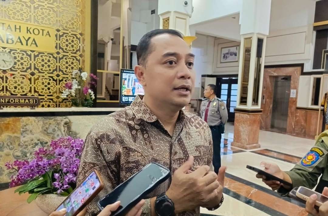 Walikota Surabaya, Eri Cahyadi saat menjelaskan skema parkir digital yang akan diterapkan Kamis 1 Februari 2024. (Foto: Pita Sari/Ngopibareng.id)