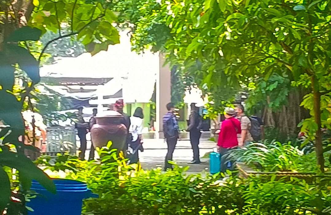 Petugas KPK saat geledah Rumah Dinas Bupati Sidoarjo. (Foto: Aini Arifin/Ngopibareng.id)