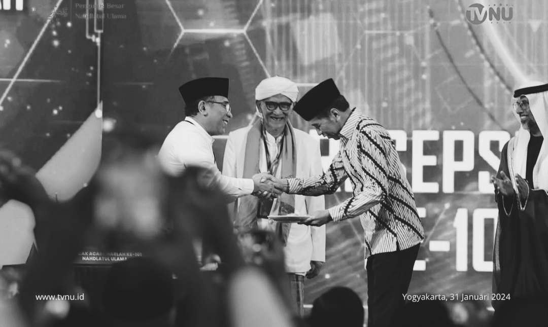 Presiden Joko Widodo menerima potongan tumpeng dari Ketua Umum PBNU KH Yahya Cholil Staquf disaksikan Rais Aam PBNU KH Miftachul Akhyar di UNU Yogyakarta. (Foto:adi/ngopibareng.id)
