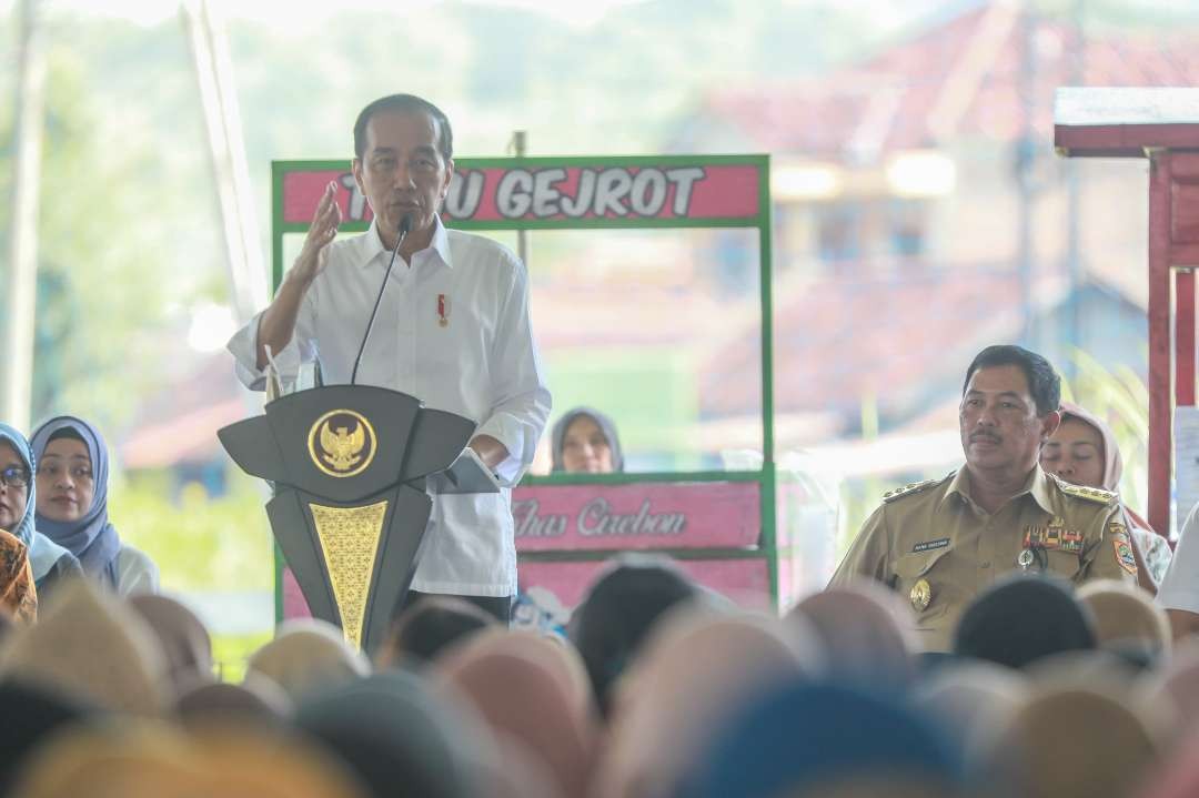 Presiden Jokowi saat silaturahmi dan pendampingan Program Mekaar di Stadion Krisak Singodutan, Kabupaten Wonogiri, Jawa Tengah, Kamis 1 Februari 2024. (Foto: Humas Pemprov Jateng)