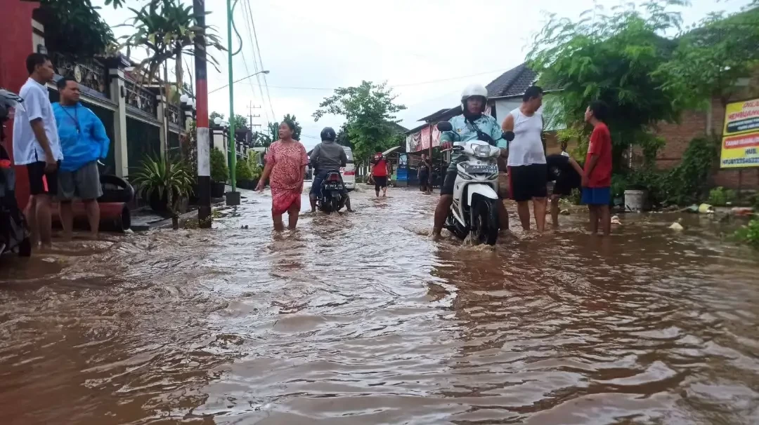 Hujan dengan intensitas tinggi di Banyuwangi mengakibarkan terjadinya banjir di sejumlah titik pada 18 Oktober 2022. (Foto: Muh Hujaini/Ngopibareng.id)