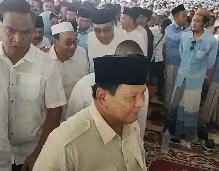 Capres Prabowo Subianto saat tiba di Pesantren Zainul Hasan, Genggong, Kabupaten Probolinggo, Jawa Timur. (Foto: Ikhsan Mahmudi/Ngopibareng.id)