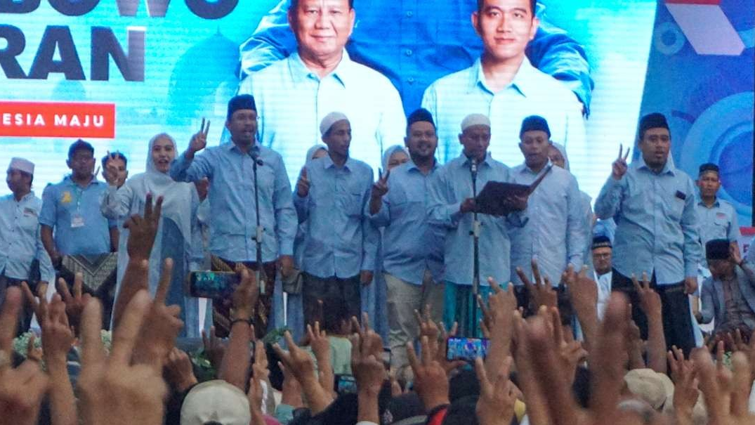 Keluarga besar Ponpes Bumi Sholawat Sidoarjo deklarasi menangkan Prabowo-Gibran. (Foto: Aini Arifin/Ngopibareng.id)