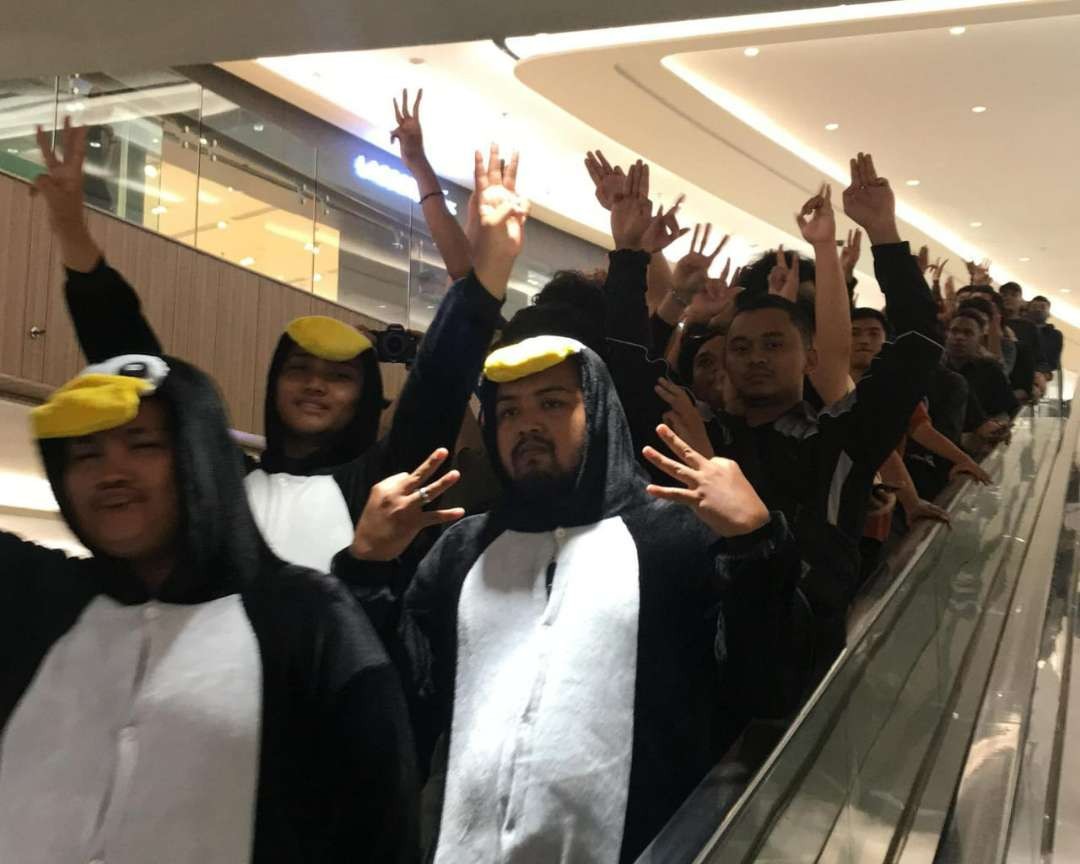 Pasukan Pinguin Ganjar ini meramaikan Mall Pakuwon Surabaya, Kamis 1 Februari 2024. (Foto: Tim Media Ganjar)
