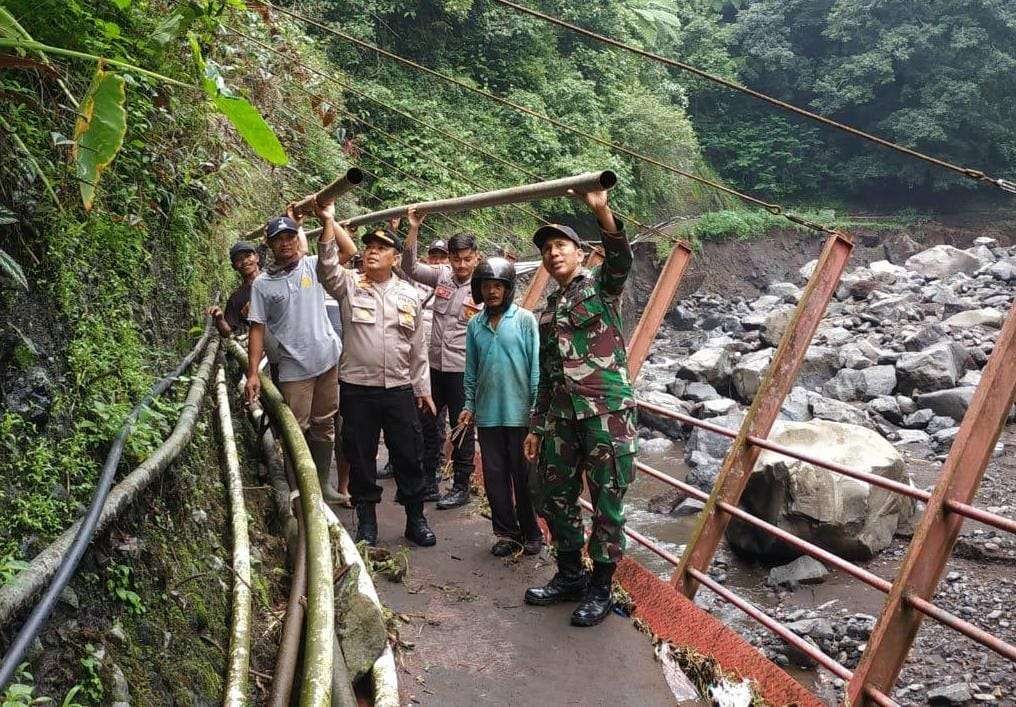 Warga dua desa,  Negororejo dan Branggah dibantu anggota TNI dan Polri bergotong royong memperbaiki pipa air yang rusak. (Foto: Polsek Lumbang)