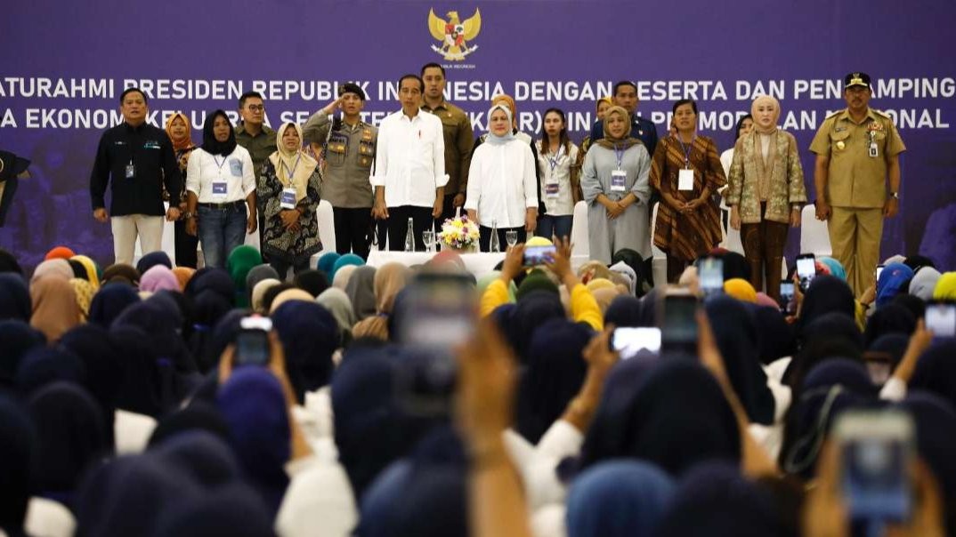 Pj Gubernur Jawa Tengah, Nana Sudjana mendampingi Presiden Jokowi silaturahmi dengan nasabah dan pendamping Program Mekaar di Kabupaten Klaten. (Foto: Dok Jateng)