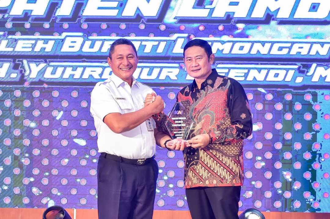 Direktur Keselamatan dan Keamanan PT Kereta Api, Sandry Panambuna menyerahkan penghargaan kepada  Bupati Lamongan Yuhronur Efendi di  kantor pusat PT KAI Jalan Perintis Kemerdekaan No 1 Kota Bandung. (Foto: Istimewa)