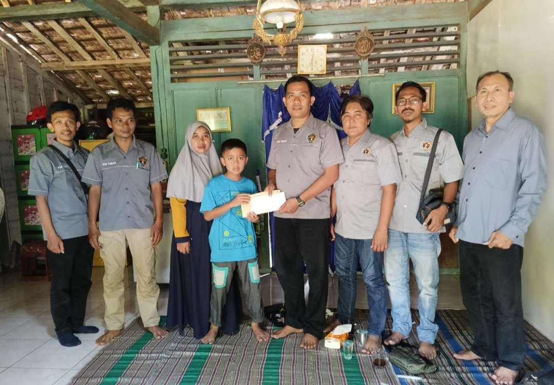 Pengurus dan anggota PWI Kabupaten Tuban menggelar santunan untuk yatim keluarga wartawan. (Foto: Khoirul Huda/Ngopibareng.id)