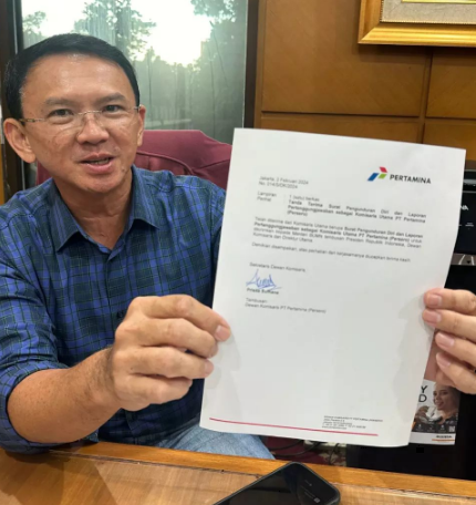 Basuki Tjahaja Purnama alias Ahok dengan surat pengunduran diri dari Komisaris Utama PT Pertamina. (Foto: instagram basukibtp)