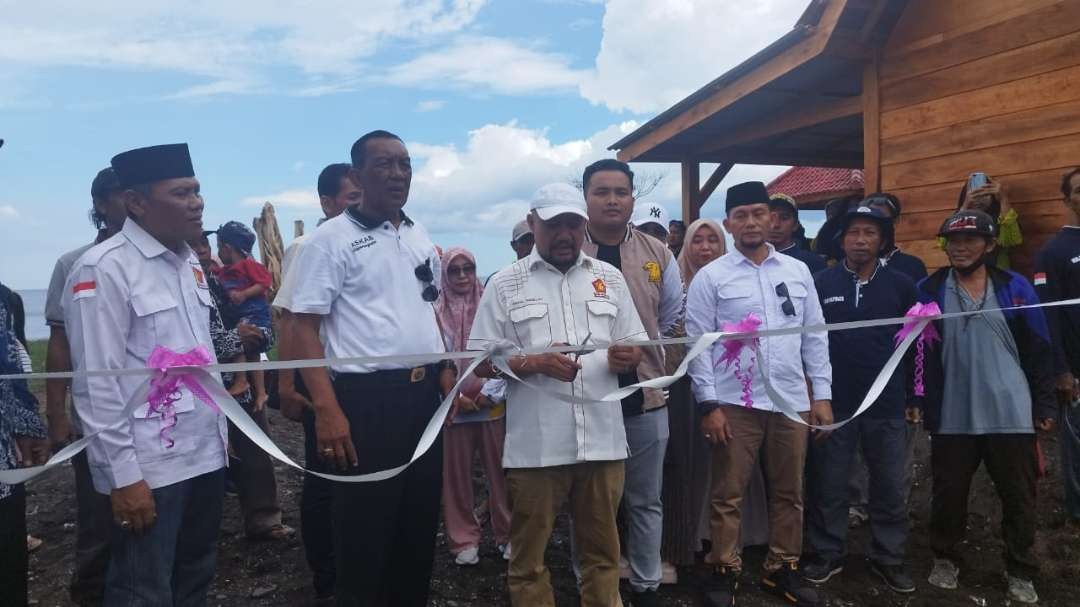 Anggota DPR RI, Sumail Abdullah, meresmikan Destinasi Wisata Wahana Muara Pantai Ria Bomo. (Foto: Muh Hujaini/Ngopibareng.id)